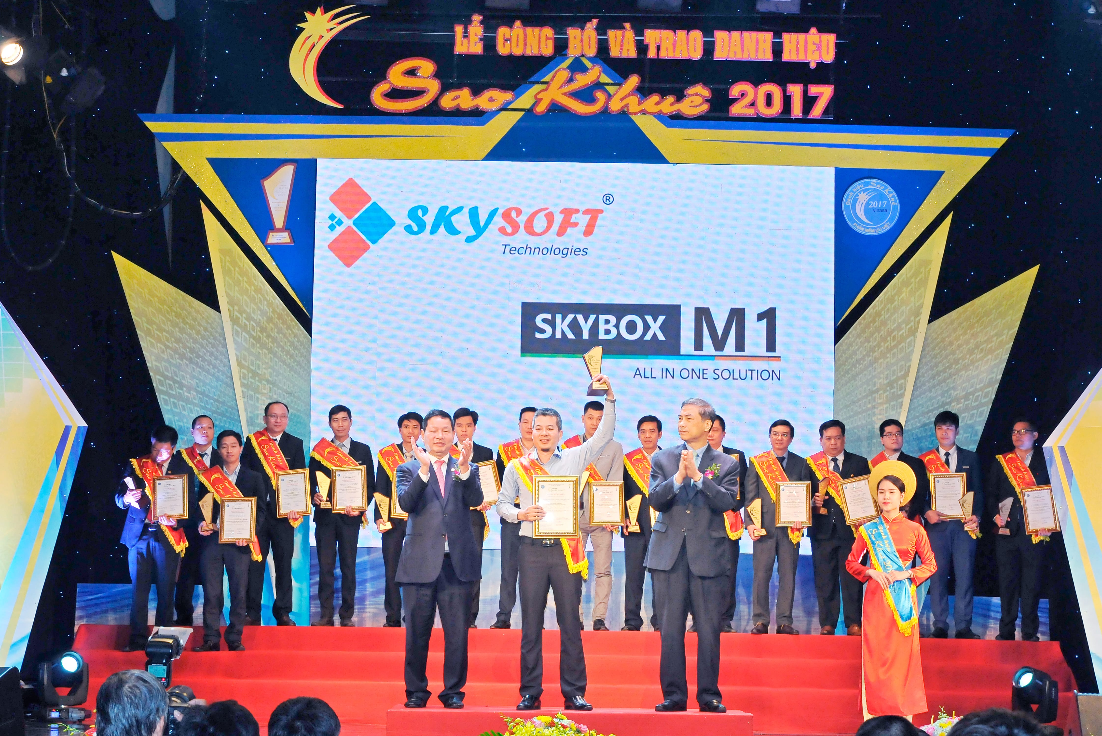Ông Nguyễn Trường Giang – Chủ tịch HĐQT công ty Skysoft lên nhận giải Sao Khuê 2017 Ông Nguyễn Trường Giang – Chủ tịch HĐQT công ty Skysoft lên nhận giải Sao Khuê 2017